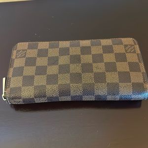 Louis Vuitton damier wallet. Good condition